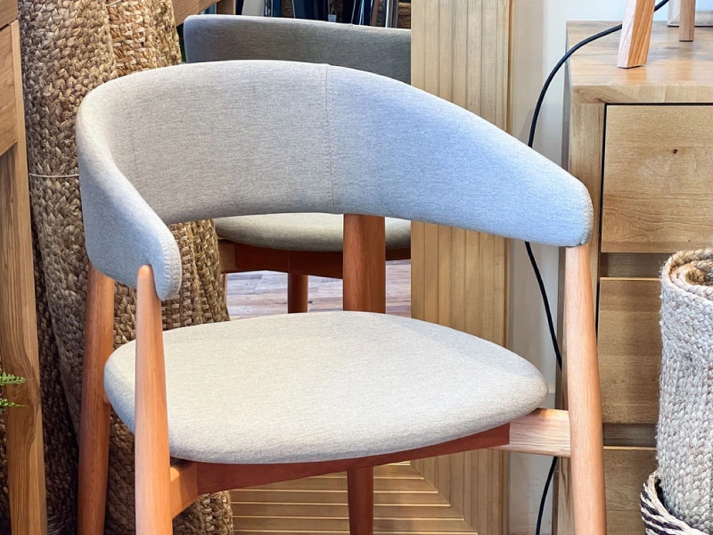 Sillas de comedor tapizadas con tachas decorativas