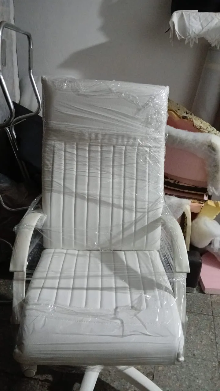 Silla de oficina tapizada en ecocuero blanco