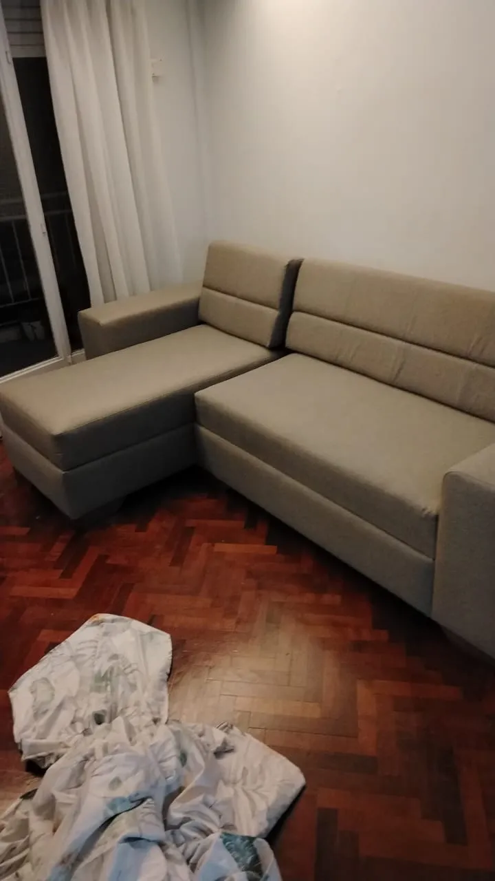 Sillón de dos cuerpos tapizado en pana verde