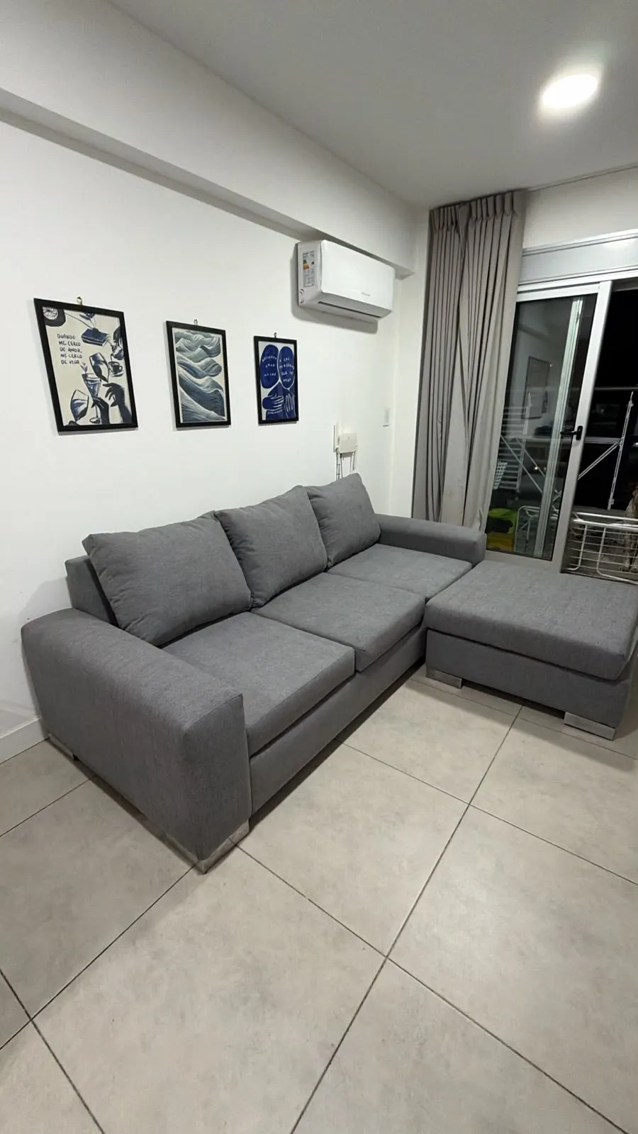 Sillón esquinero grande tapizado en tela crema