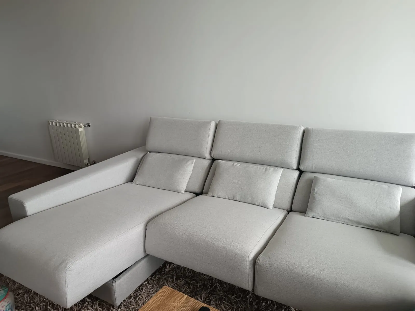 Sillón de dos cuerpos capitoné tapizado en tela amarilla