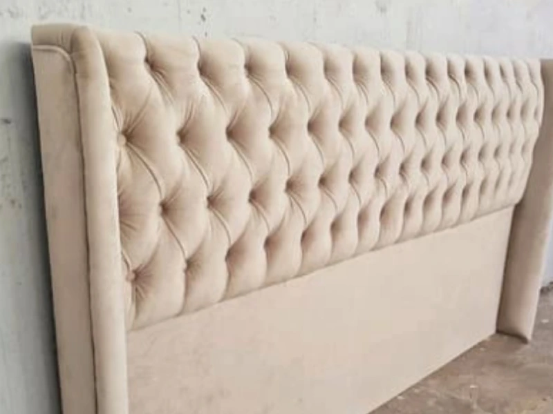 Cabecera de cama capitoné en pana beige con botones