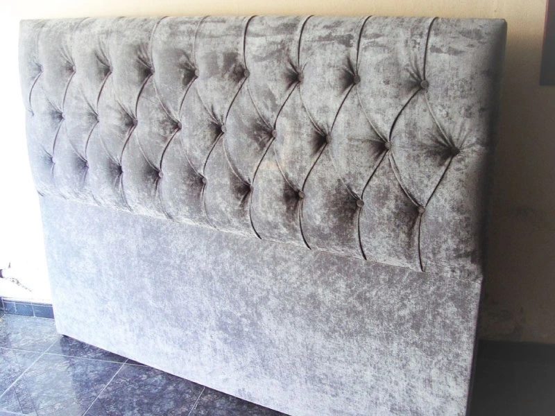 Respaldo de cama capitoné tapizado en terciopelo gris
