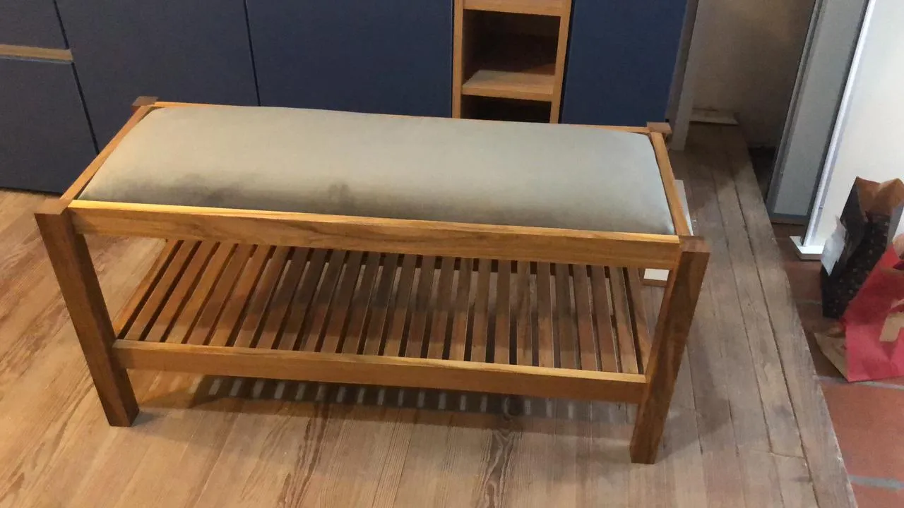 Banqueta de madera con asiento tapizado en tela verde claro